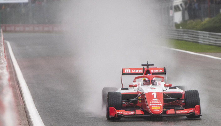 Dennis Hauger på vei ned mot Eau Rouge under svært våte og vanskelige forhold på Spa-Francorchamps. Dennis Hauger på vei ned mot Eau Rouge under svært våte og vanskelige forhold på Spa-Francorchamps.