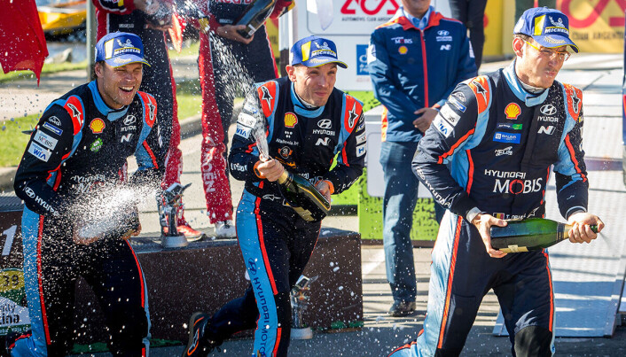 Nicolas Gilsoul (midten) og Thierry Neuville (høyre) stod for et av sesongens mest dramatiske splittelser inne i en rallybil. Til venstre Andreas Mikkelsen i forbindelse med feiringen på pallen under Rally Argentina 2019. Nicolas Gilsoul (midten) og Thierry Neuville (høyre) stod for et av sesongens mest dramatiske splittelser inne i en rallybil. Til venstre Andreas Mikkelsen i forbindelse med feiringen på pallen under Rally Argentina 2019.