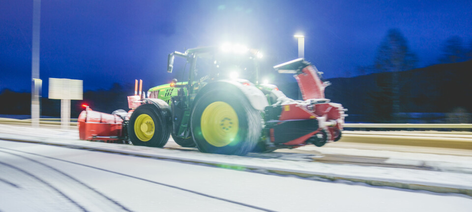 Nittedal 20211130. 
En traktor brøyter fortauet ved Rådhuset i Nittedal etter vinterens første snøfall.
Foto: Stian Lysberg Solum / NTB