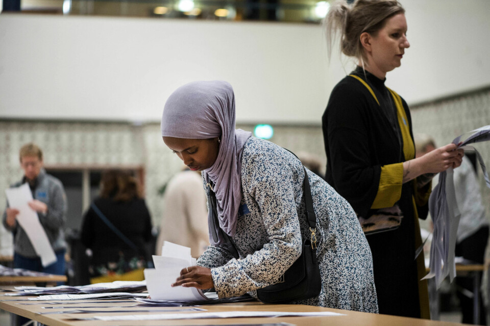 A member of the local electoral commission counts votes at the polling station at Odense Town Hall, Denmark November 1, 2022. Ritzau Scanpix via REUTERS    ATTENTION EDITORS - THIS IMAGE WAS PROVIDED BY A THIRD PARTY. DENMARK OUT. NO COMMERCIAL OR EDITORIAL SALES IN DENMARK