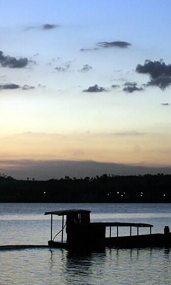 An Amazon fisherman rows his boat to a port on the waters of the Xingu river in Altamira in the state of Para, northern Brazil, August 18, 2005. Around 10 thousand Indians from 20 different tribes live along the 2.3 km (1.42 miles) Xingu river board in the heart of the Amazon rainforest. REUTERS/Paulo Whitaker An Amazon fisherman rows his boat to a port on the waters of the Xingu river in Altamira in the state of Para, northern Brazil, August 18, 2005. Around 10 thousand Indians from 20 different tribes live along the 2.3 km (1.42 miles) Xingu river board in the heart of the Amazon rainforest. REUTERS/Paulo Whitaker