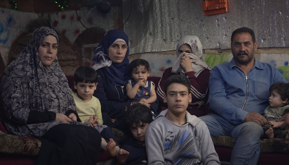 Bildet kan kun brukes i omtale av Årets Bilde 2021
1. pris Dokumentar utland
Da krigen i nabolandet Syria startet, brøt helvete løs i byen Arsal i Libanon. De fikk titusenvis i syriske flyktninger, IS-krigere invaderte byen og ordføreren ble drapstruet. De islamistiske terroristene ble etter tre år jaget ut av byen, men like etterpå kollapset økonomien i landet. Nå er hverdagen blitt en kamp for overlevelse.
Oppdragsgiver er VG, og reportasjen er finansiert av VG.
Foto: Kyrre Lien / Årets Bilde Bildet kan kun brukes i omtale av Årets Bilde 2021
1. pris Dokumentar utland
Da krigen i nabolandet Syria startet, brøt helvete løs i byen Arsal i Libanon. De fikk titusenvis i syriske flyktninger, IS-krigere invaderte byen og ordføreren ble drapstruet. De islamistiske terroristene ble etter tre år jaget ut av byen, men like etterpå kollapset økonomien i landet. Nå er hverdagen blitt en kamp for overlevelse.
Oppdragsgiver er VG, og reportasjen er finansiert av VG.
Foto: Kyrre Lien / Årets Bilde