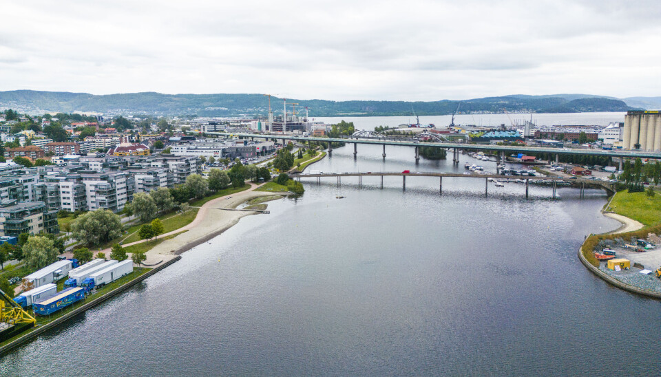 Drammen 20220826.
Drammen by. Bragernes. Deler av motorveibrua, Holmenbrua og jernbanebrua. Til venstre bak ses det nye sykehuset og til høyre Holmen.
Foto: Lise Åserud / NTB Drammen 20220826.
Drammen by. Bragernes. Deler av motorveibrua, Holmenbrua og jernbanebrua. Til venstre bak ses det nye sykehuset og til høyre Holmen.
Foto: Lise Åserud / NTB
