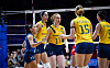 Jogadoras brasileiras comemoram em quadra durante jogo de vôlei feminino contra a Ucrânia.